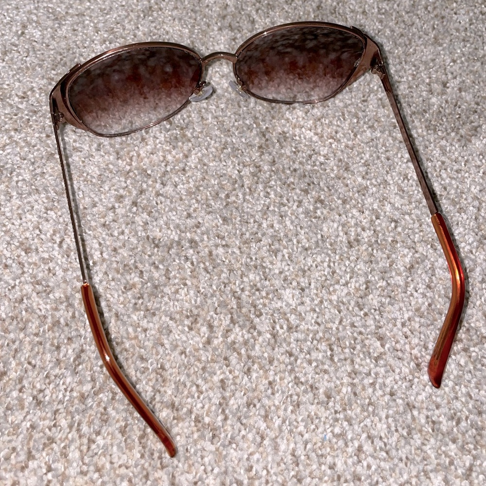 Women’s sunglasses 😎 - Picture 2 of 7